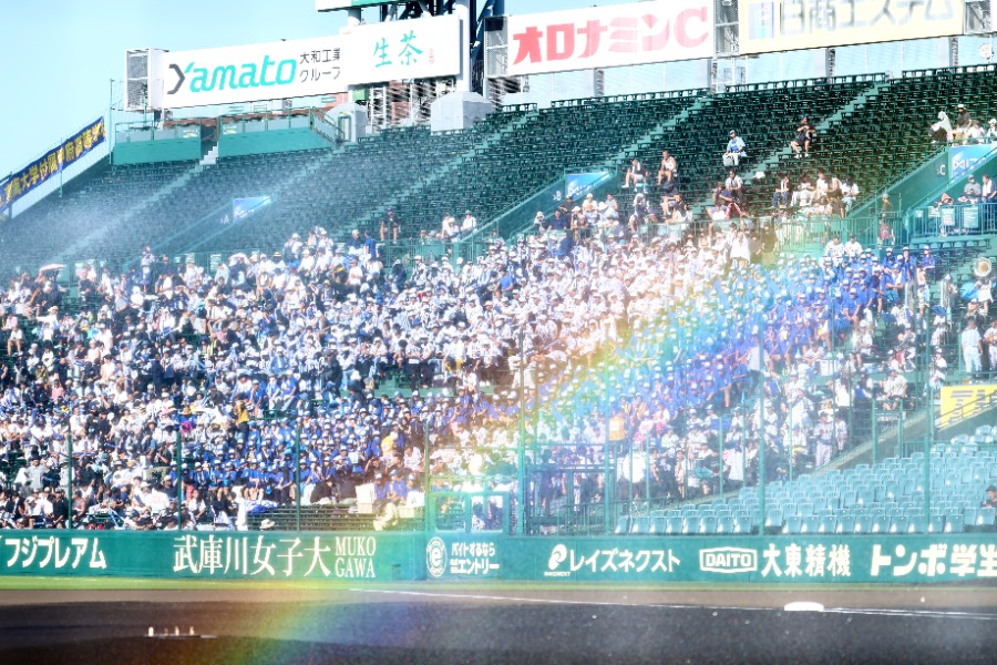甲子園に訪れた東海大甲府の応援団【写真:加治屋友輝】