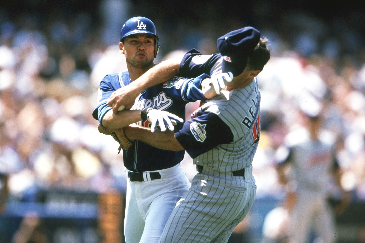 1999年6月にドジャース・朴賛浩（左）とエンゼルスのティム・ベルチャーの乱闘が起こった【写真：アフロ】