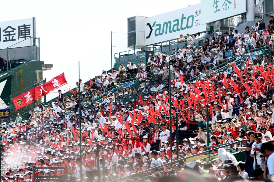 甲子園に駆け付けた八幡商の応援団【写真：加治屋友輝】