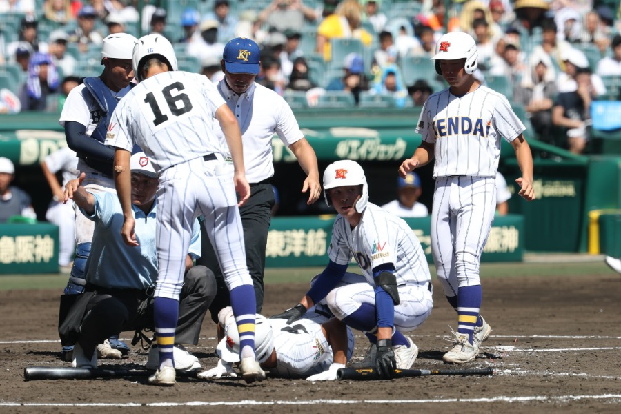 健大高崎・佐藤麻恩が死球を受け倒れこむ【写真：加治屋友輝】