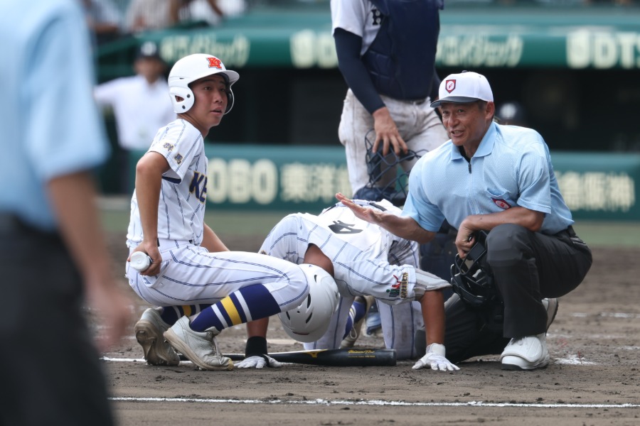 健大高崎・岩井由来が死球を受け倒れこむ【写真:加治屋友輝】
