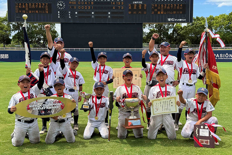小学生の部優勝の岸和田阪和ボーイズ【写真：日本少年野球連盟提供】
