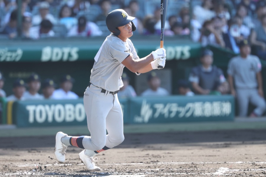 先制打を放った青森山田・藤川哲【写真：加治屋友輝】