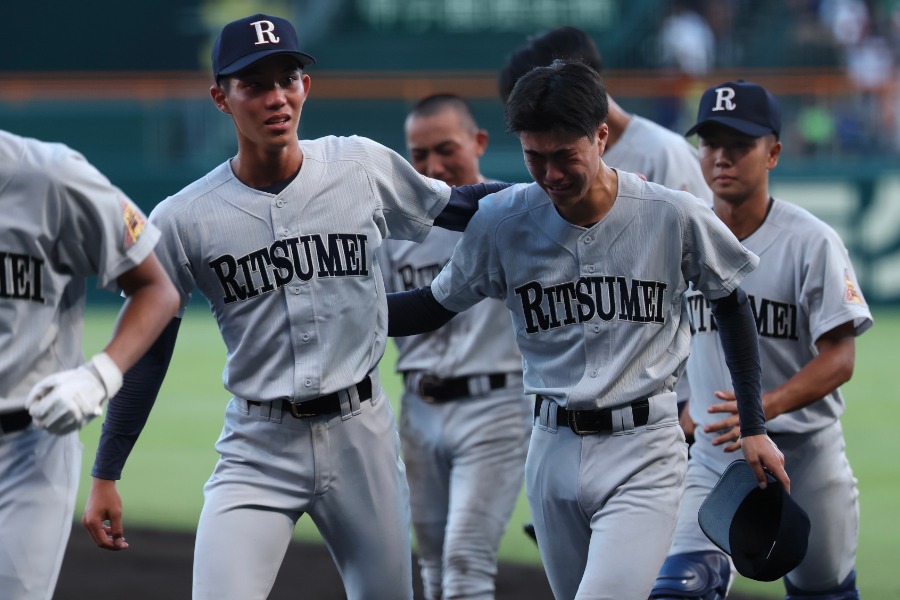 涙を流す立命館宇治ナイン【写真：加治屋友輝】