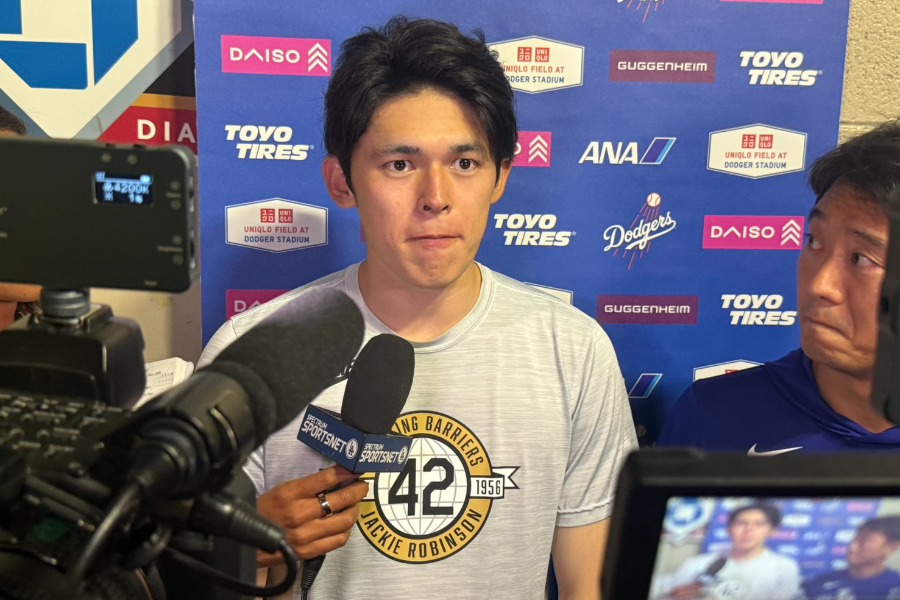 試合後、取材に応じるドジャース・佐々木朗希【写真：上野明洸】