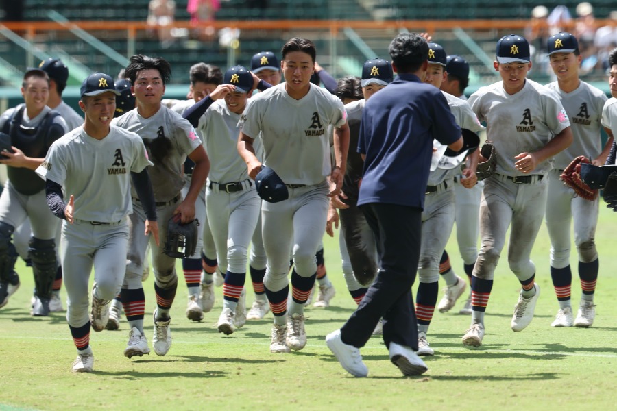 遊学館に勝利した青森山田ナイン【写真:加治屋友輝】