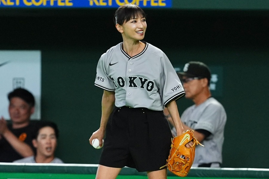 セレモニアルピッチに登場した望月理恵さん【写真:小林靖】