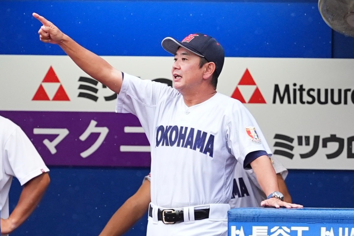 指揮を執る横浜・村田浩明監督【写真：小林靖】