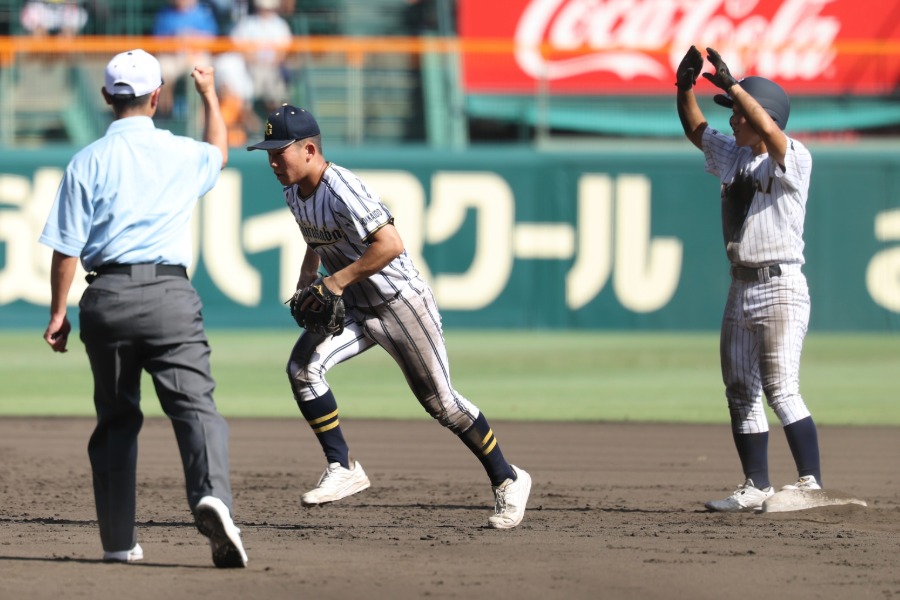 ビデオ検証のリクエストを要求する東日大昌平・小内壱晟【写真：加治屋友輝】