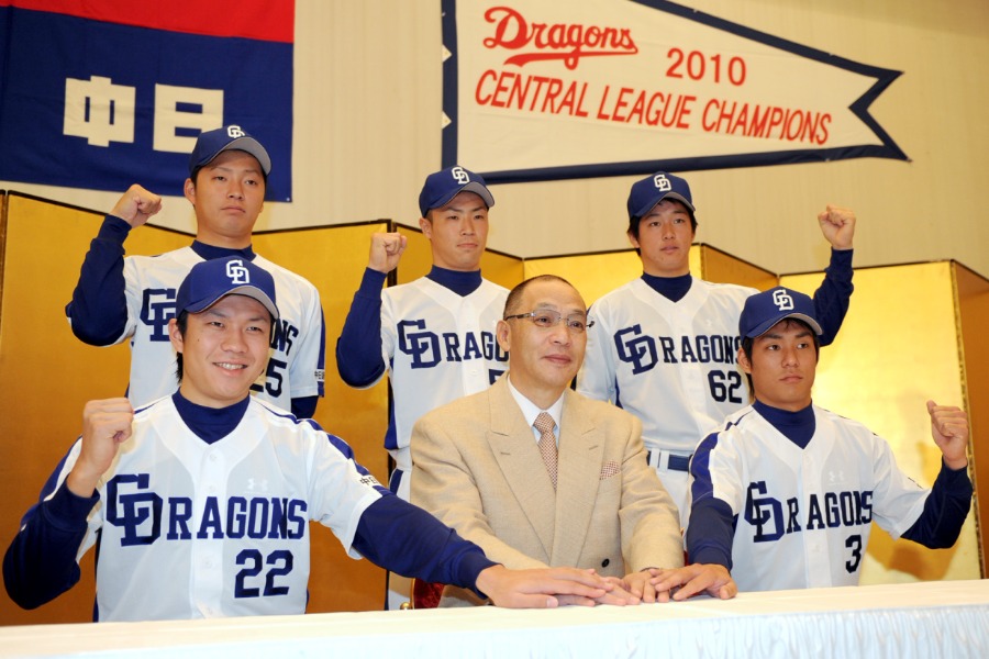 2010年、中日の入団会見に臨んだ大野雄大（前列左）【写真提供：産経新聞社】