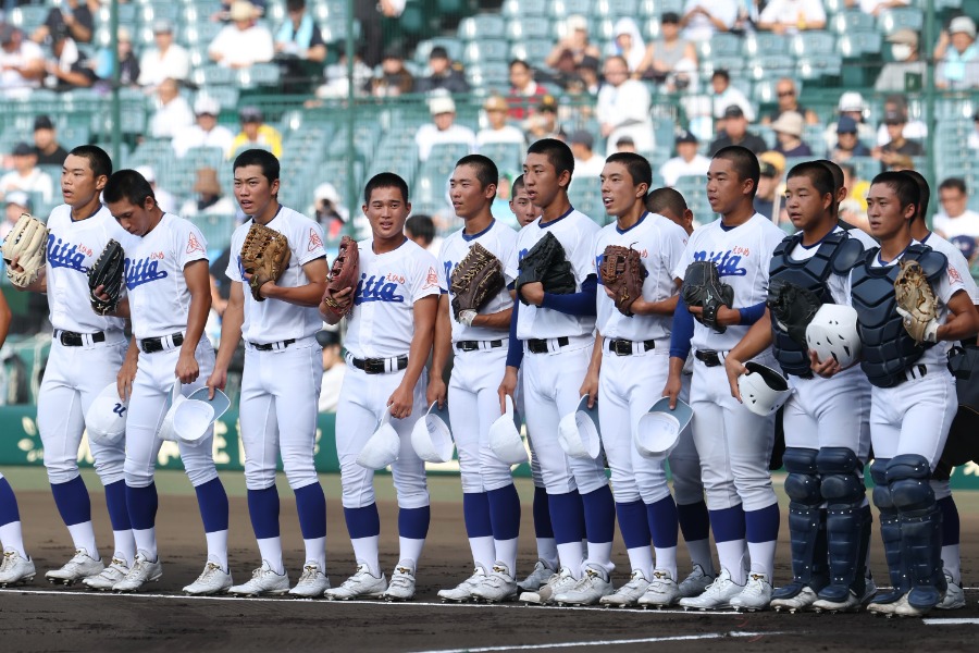 大会5日目の第1試合で花巻東と対戦した新田ナイン【写真:加治屋友輝】