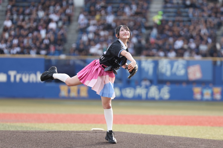 セレモニアルピッチに登場したAKB48佐藤綺星さん【写真:球団提供】