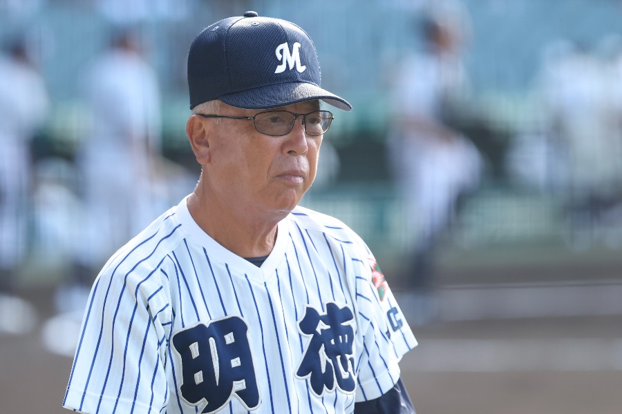 日南学園戦で指揮を執った明徳義塾・馬淵史郎監督【写真：加治屋友輝】
