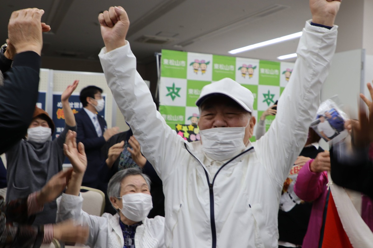 2023年、日本代表が世界一に輝き、喜ぶ祖父の榎田達治さん【写真提供：産経新聞社】