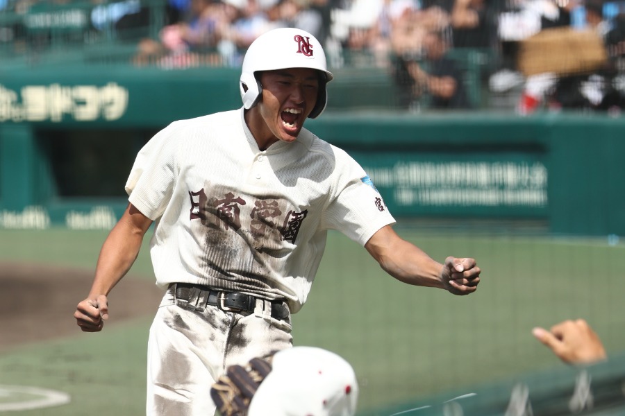 好走塁を見せた日南学園・川崎祐翔【写真：加治屋友輝】