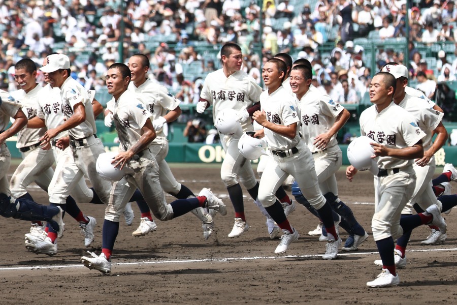明徳義塾に勝利した日南学園ナイン【写真：加治屋友輝】