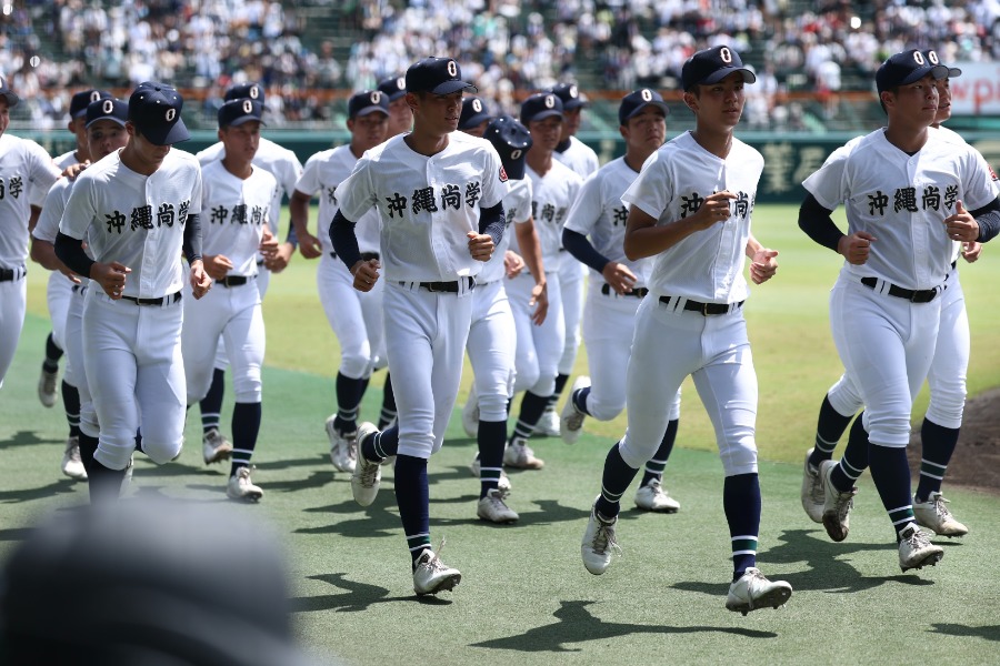 1回戦で横浜と対戦した沖縄尚学ナイン【写真:加治屋友輝】