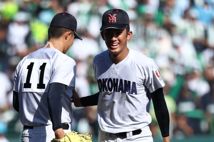 9回途中で横浜・小林鉄三郎(左)と交代した織田翔希【写真:加治屋友輝】