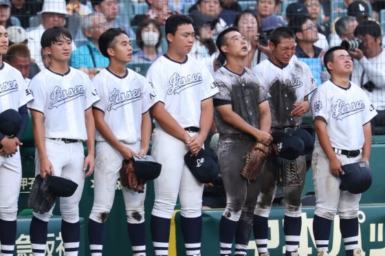涙の敗戦後…甲子園お馴染みの光景のはずが「初めて見た」　女子マネに感動「集めてる」