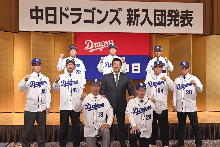 2020年、中日の入団会見に臨んだ高橋宏斗(最前列左)【写真提供:産経新聞社】