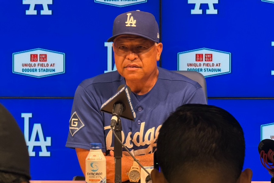 試合前、取材に応じるドジャースのデーブ・ロバーツ監督【写真:上野明洸】