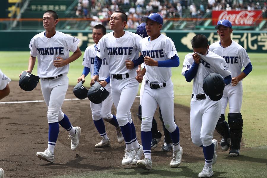 敦賀気比に敗れ涙を流す横手ナイン【写真：加治屋友輝】