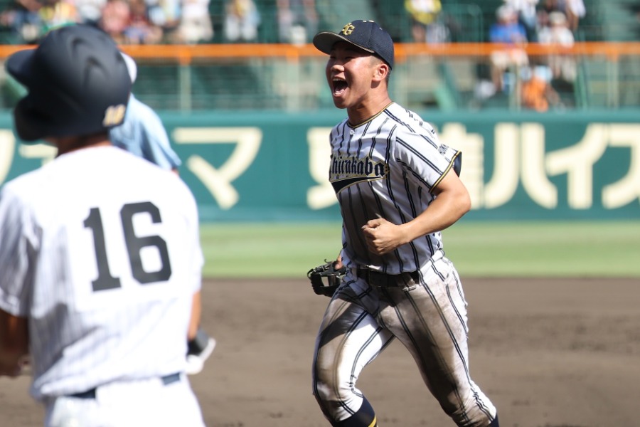 好守を見せた白樺学園・金井瀬那【写真：加治屋友輝】
