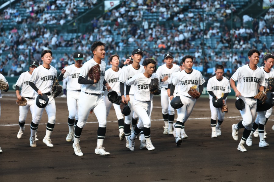 10日の第4試合に登場した広島代表の福山ナイン【写真：加治屋友輝】