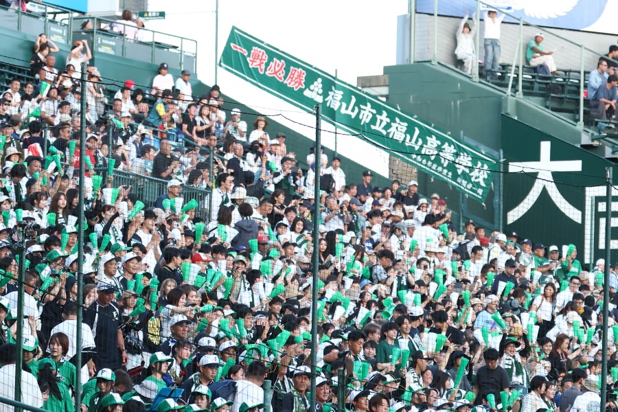 三塁側アルプスを埋め尽くした市福山の応援団【写真：加治屋友輝】