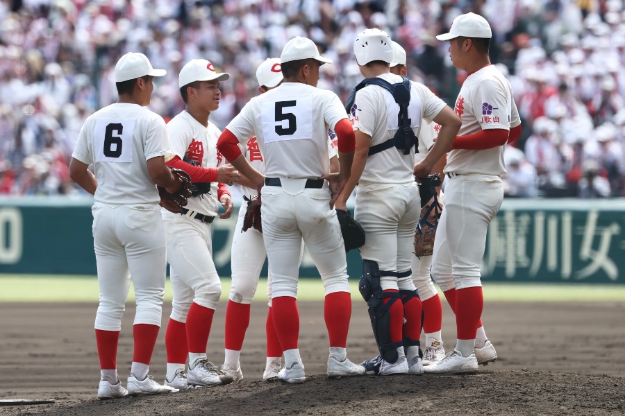 マウンドに集まる智弁和歌山ナイン【写真：加治屋友輝】