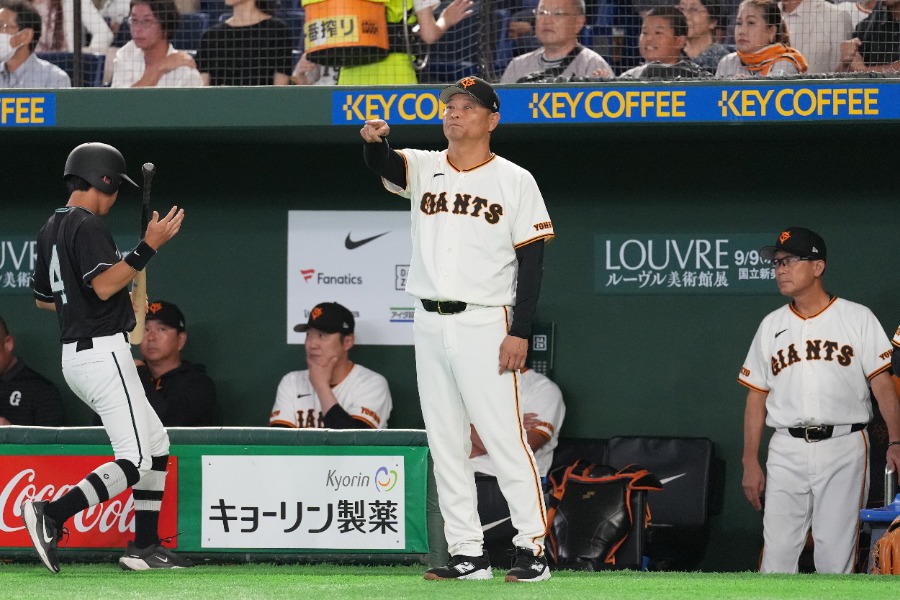 阪神戦で指揮を執った巨人・橋上秀樹監督代行【写真:井上学】