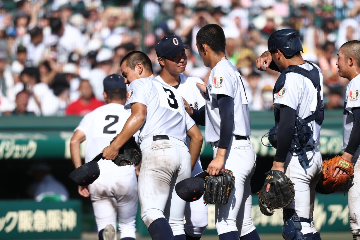 織田は沖縄尚学のエース末吉と健闘を讃えあった【写真:加治屋友輝】