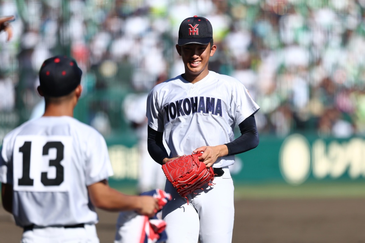 昨夏Vの沖縄尚学相手に好投した横浜・織田翔希、マウンドを降りる際には笑顔もあった【写真：加治屋友輝】
