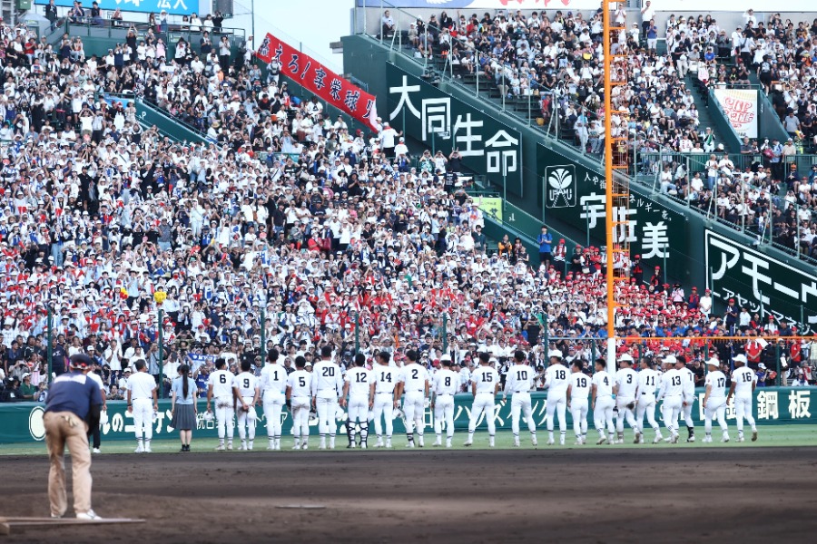 試合後にアルプスの応援団に挨拶する享栄ナイン【写真：加治屋友輝】