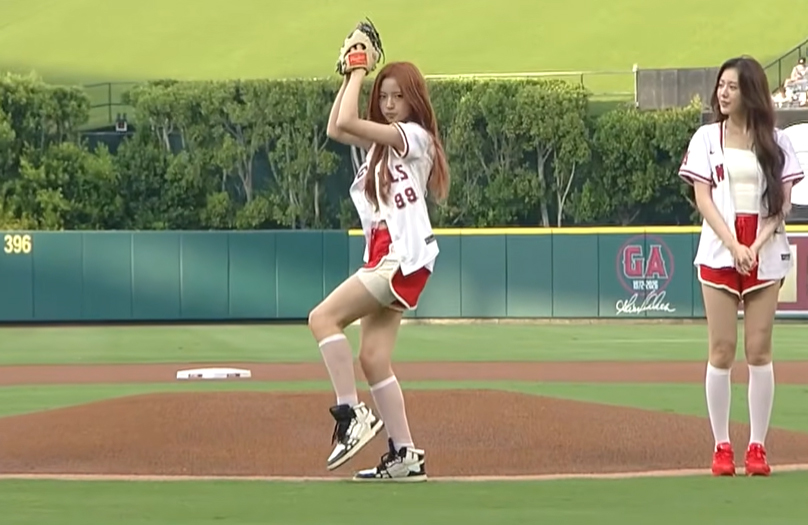始球式に登場したK-POP界の人気ガールズグループ「KiiiKiii」(画像はMLB公式YouTubeのスクリーンショット)