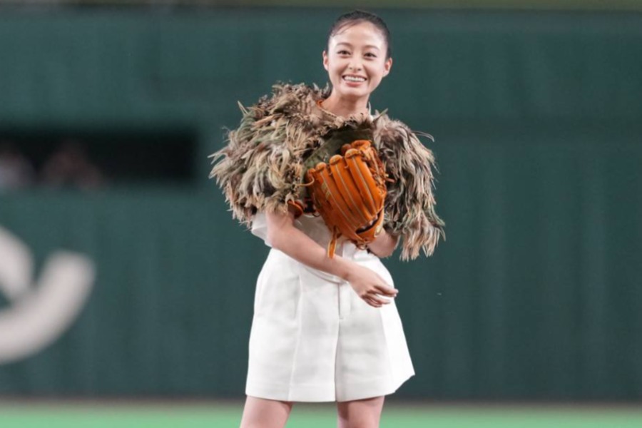 始球式に登場した俳優の橋本環奈さん【写真:井上学】