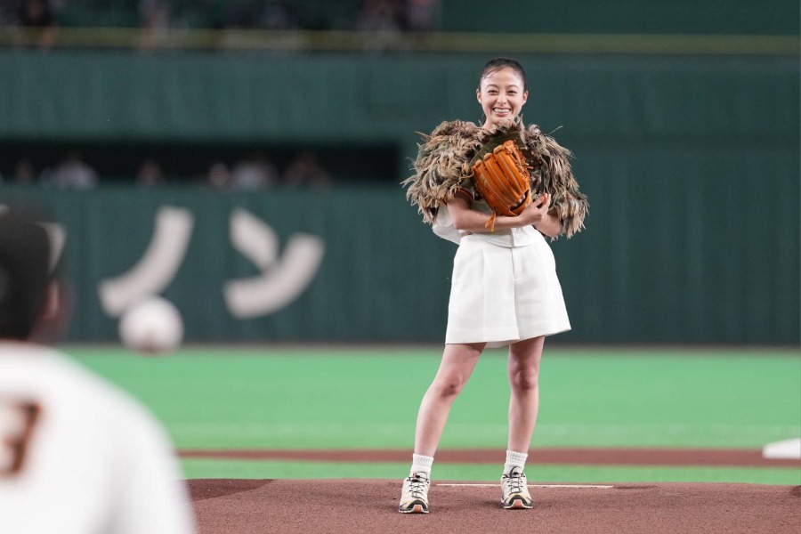 始球式に登場した俳優の橋本環奈さん【写真:井上学】