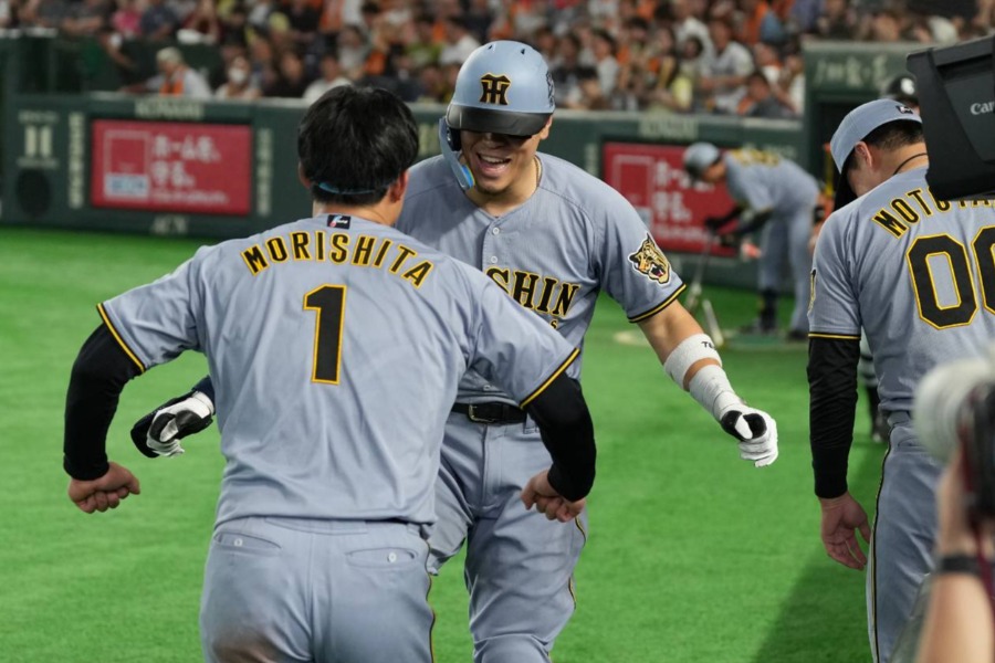 本塁打を放った阪神・佐藤輝明(奥)と出迎えた森下翔太【写真:井上学】
