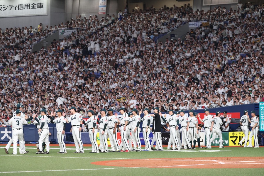 4日の試合は「南海ホークス復刻ナイター」として開催された【写真：栗木一考】