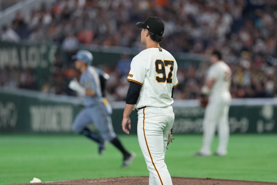 阪神・佐藤輝明に被弾した巨人・井上温大【写真：井上学】