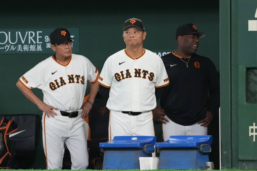 試合を見つめる巨人・橋上秀樹監督代行【写真:井上学】
