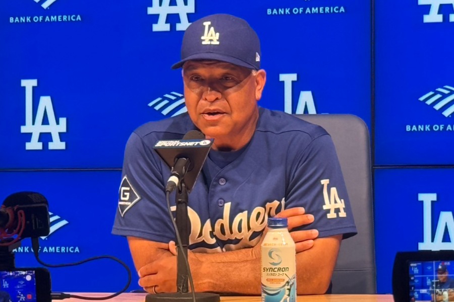 試合前、取材に応じたドジャースのデーブ・ロバーツ監督【写真:上野明洸】