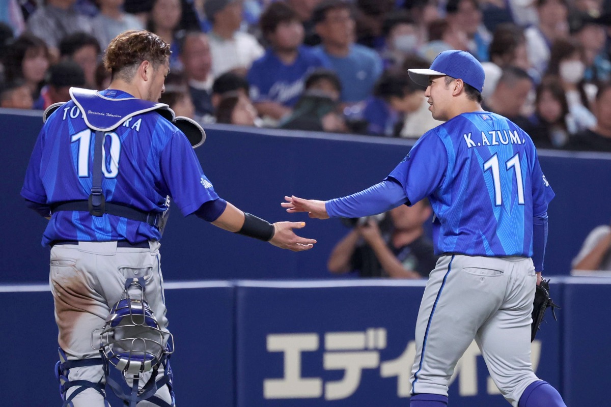 12日の中日戦でバッテリーを組んだDeNA・戸柱恭孝（左）と東克樹【写真提供：産経新聞社】