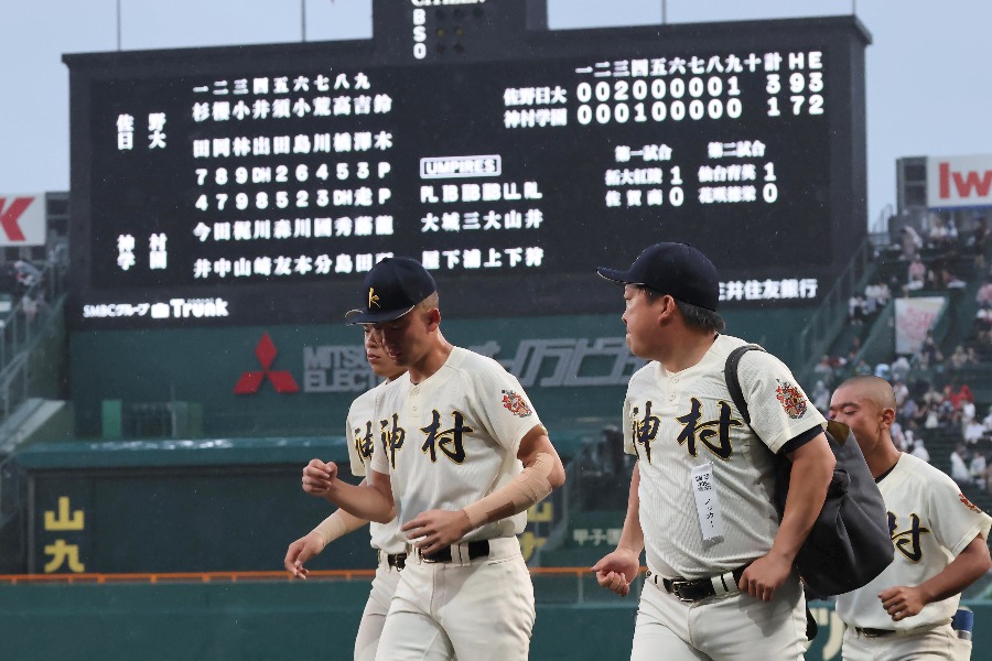 佐野日大に敗れた神村学園ナイン【写真提供：産経新聞社】