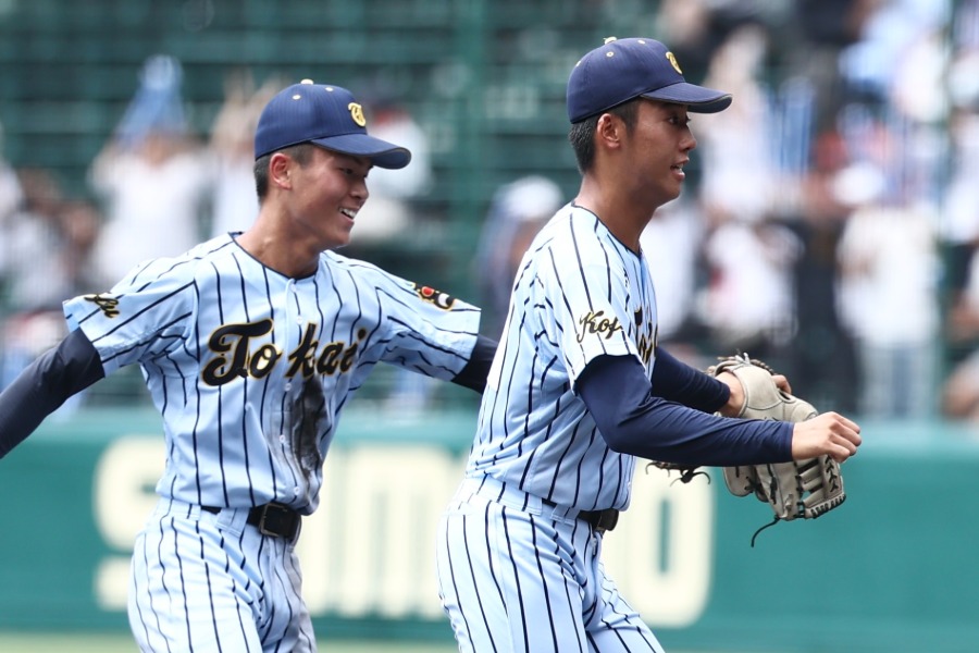 好守を見せた東海大甲府・土肥綾太郎(右)【写真:加治屋友輝】