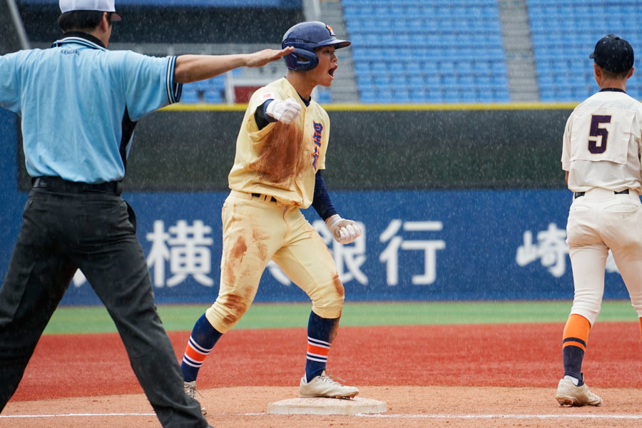 6回に3点適時打を放った星稜中・本山倖太朗【写真：磯田健太郎】