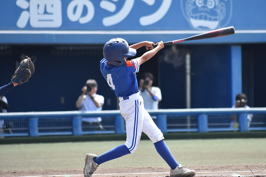 4回に勝ち越し打を放った長曽根ストロングスの茂友【写真：高橋幸司】
