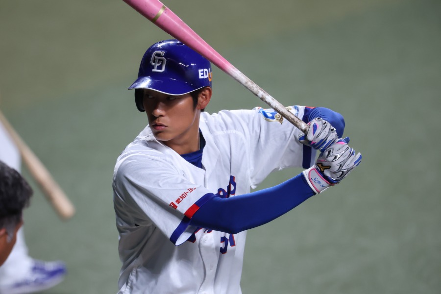 中日・上林誠知【写真：加治屋友輝】