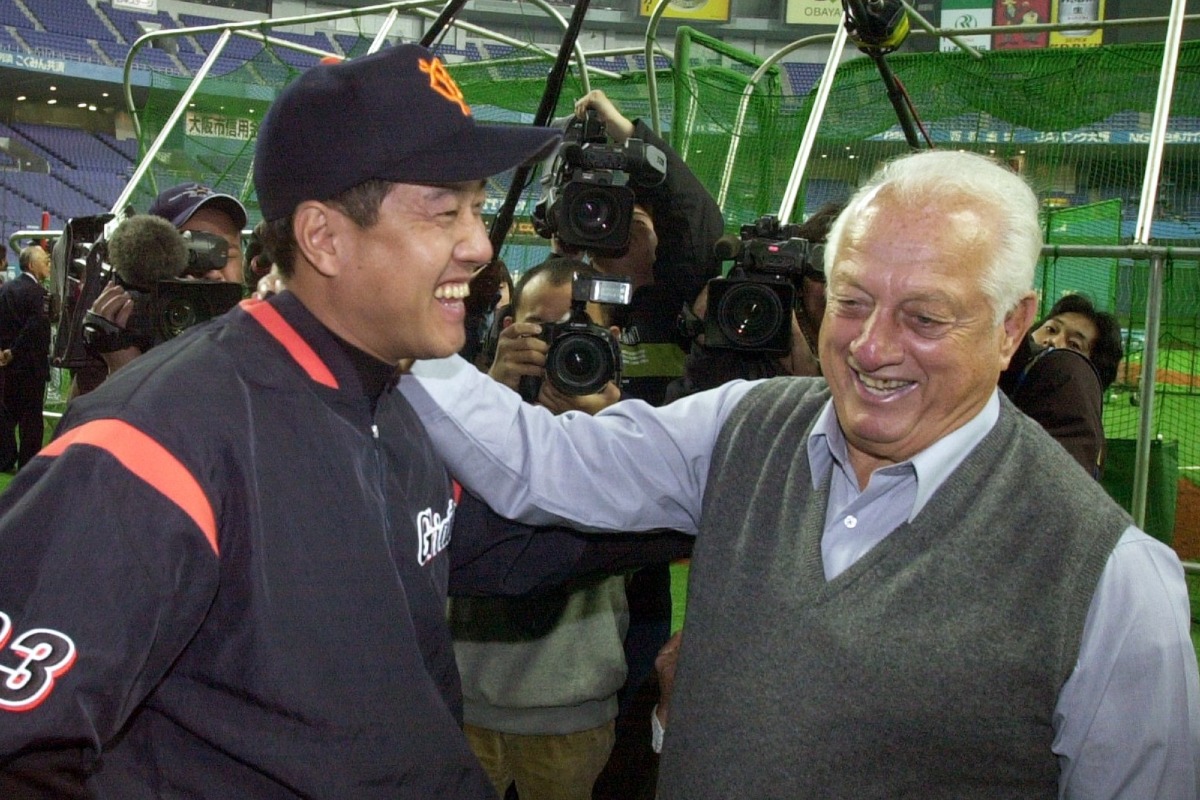 2003年に再会した、当時巨人監督の原辰徳氏（左）とラソーダ氏【写真提供：産経新聞社】