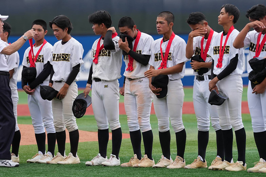 優勝に届かず涙を見せる南星中ナイン【写真:井上学】